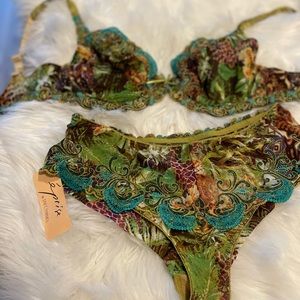 Gorgeous Matching bra and panty set. Sz L and 32F. Top Notch lingerie.